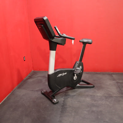 Life Fitness Discover SE 95C Elevation Upright Bike (Remanufactured)