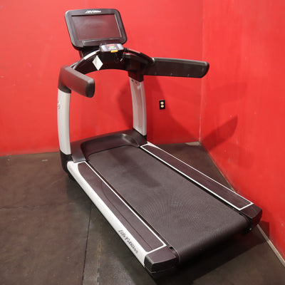 Life Fitness Discover SE3 HD Elevation Treadmill