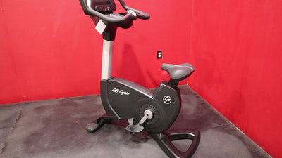 Life Fitness Discover SE 95C Elevation Upright Bike (Remanufactured)